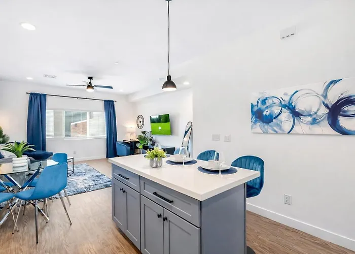 Holiday home Sapphire Leaf- Luxury 3br- Pool, King Beds, Spacious, Quiet, Garage, Close To Airport And Oldtown